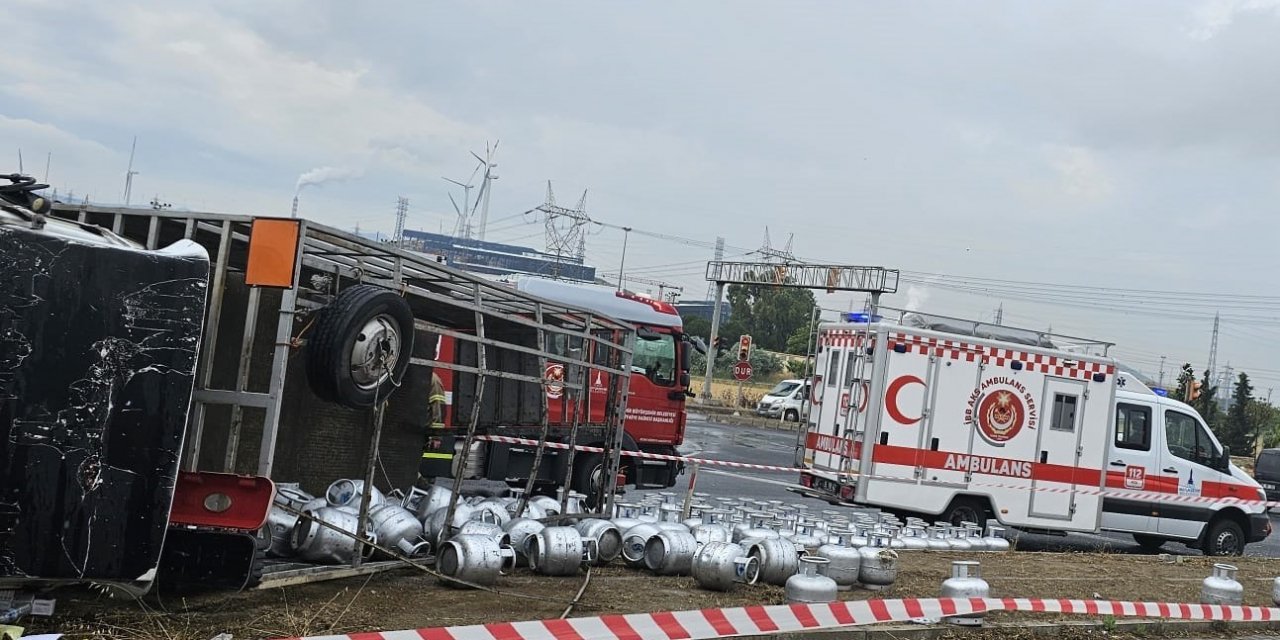 İzmir’de faciadan dönüldü: Tüp kamyonu ile tır çarpıştı