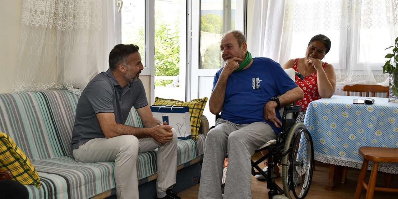 Kuşadası Belediyesi, bakım hizmeti alan babaları unutmadı