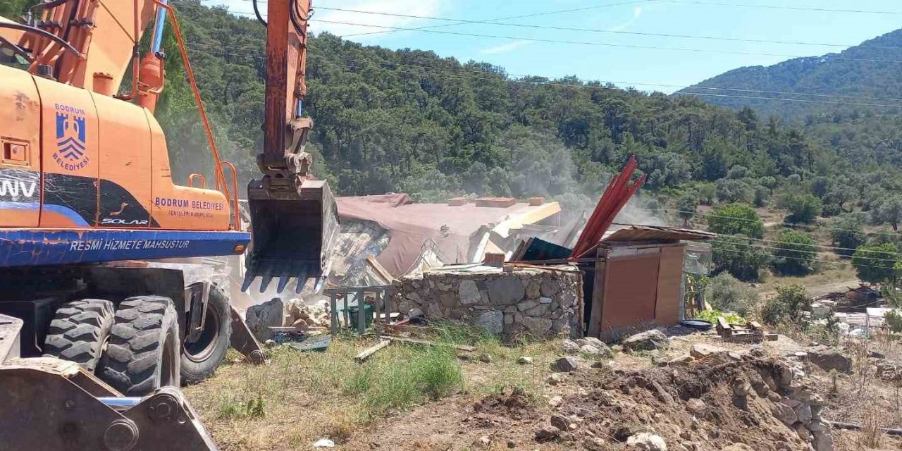 Meradaki kaçak bina ve eklentiler yıkıldı