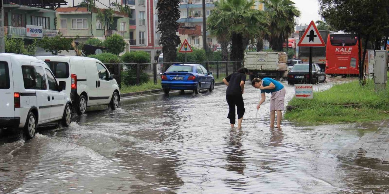Aydın yağmura teslim oldu, şehir yaz ortasında kışı yaşadı