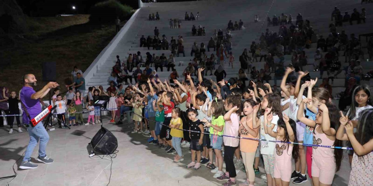 Şehzadeler’den çocuklara karne hediyesi açık hava konseri