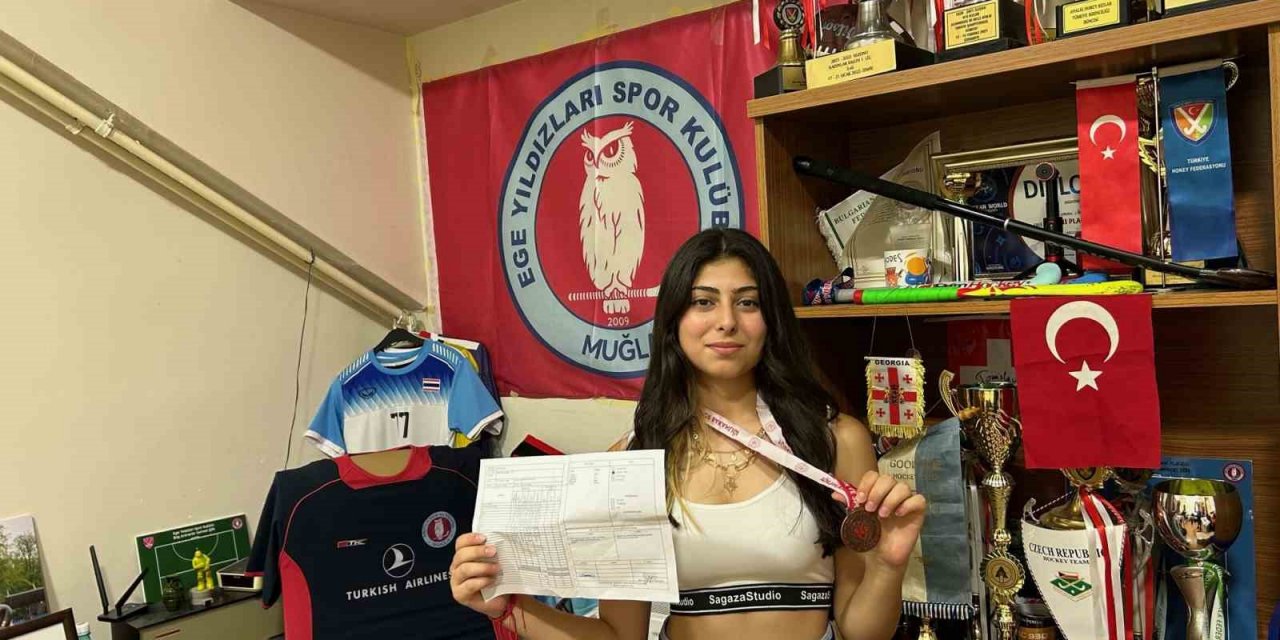 Ege Yıldızları Hokey Kulübü, karne alan sporcularını ödüllendirdi.