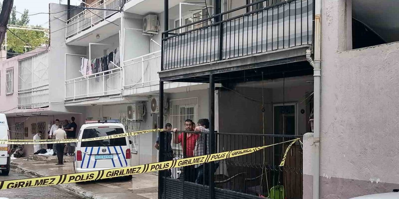 İzmir Bayraklı’daki bir evde 3 şahsın cansız bedeni bulundu. Şahısların cesetlerinin parçalara ayrılmış vaziyette derin dondurucuda bulunduğu öğrenildi.