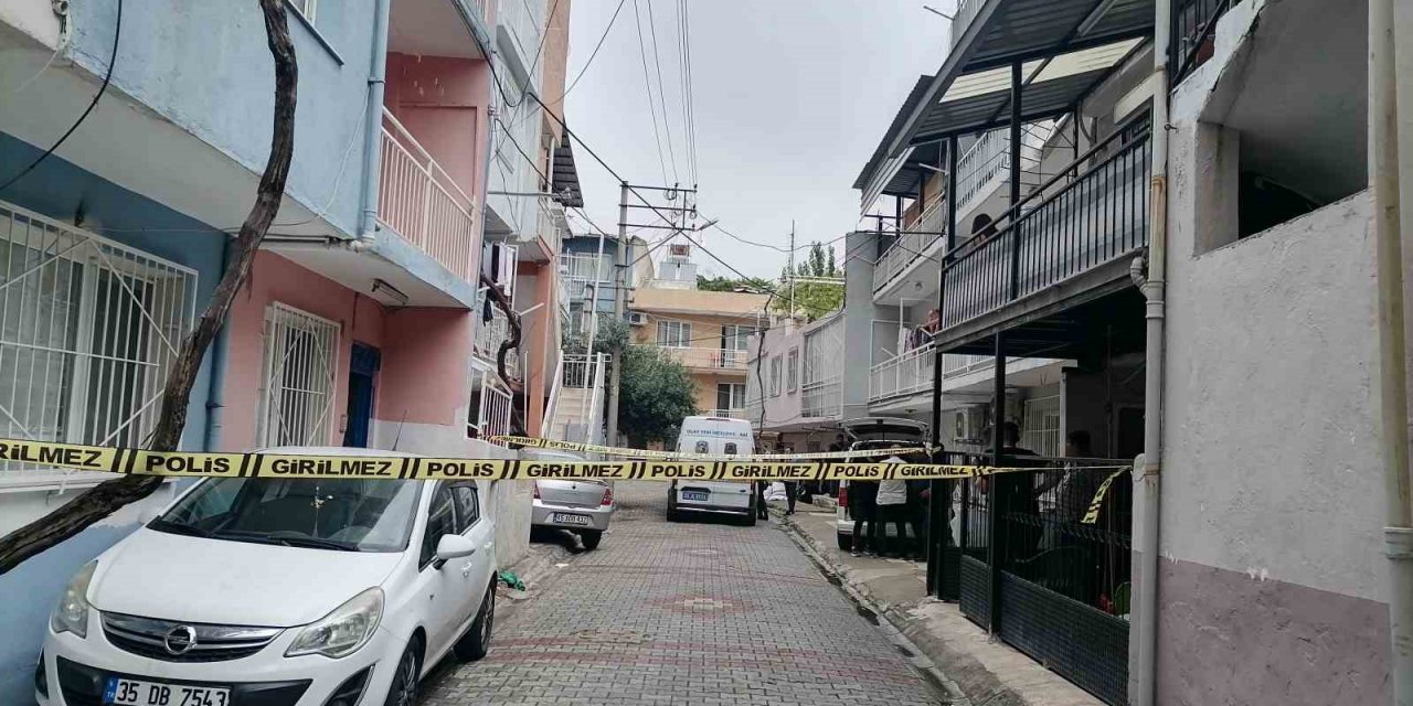 İzmir Bayraklı’daki bir evde yabancı uyruklu 3 şahsın cansız bedeni bulundu. Polis, olayla ilgili soruşturmasını sürdürüyor.