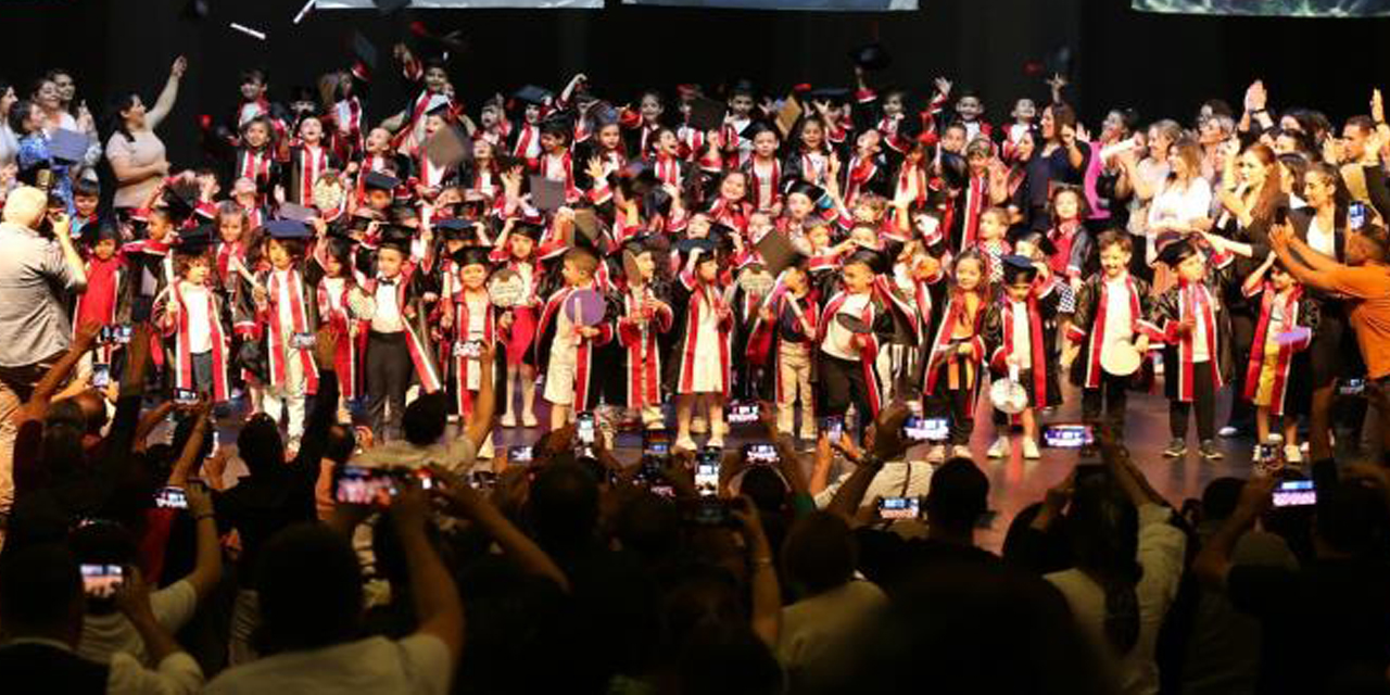 Efeler’in minikleri mezuniyetlerini kutladı