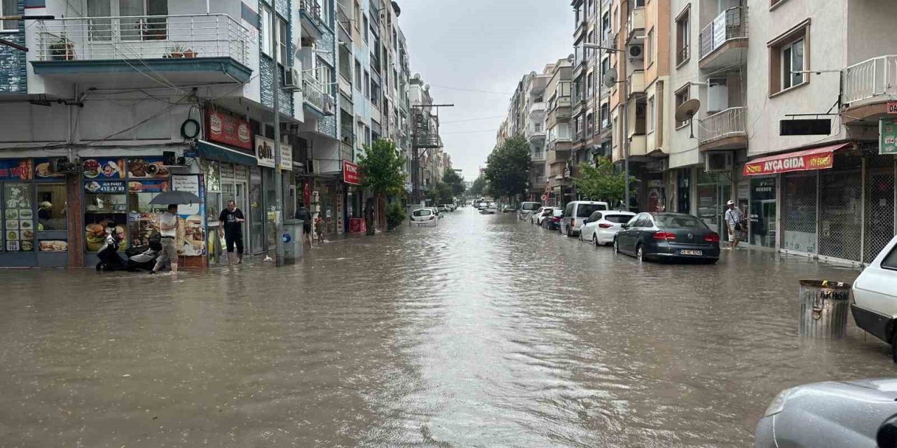 Akhisar’da hastaneyi sel suları bastı, hastalar tahliye edildi