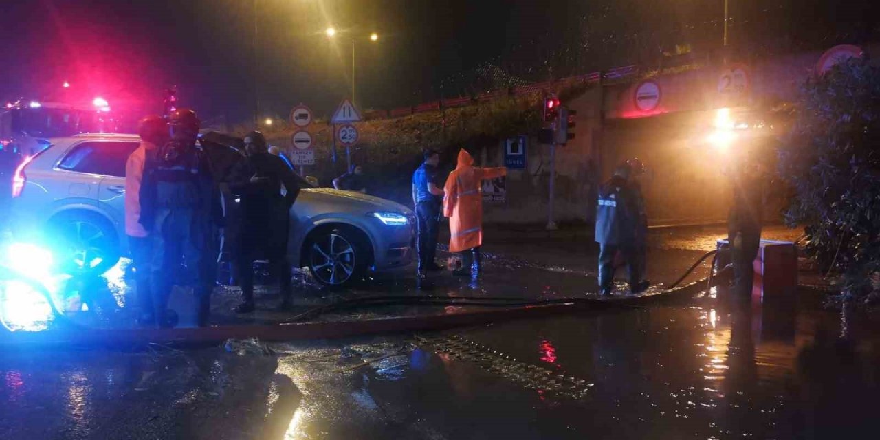İzmir’i sel vurdu: Araçlar suya gömüldü, yol trafiğe kapatıldı