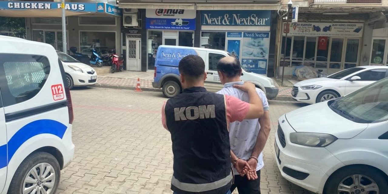 İzmir’de üzerinden 42 bin lira sahte para çıkan kişi tutuklandı