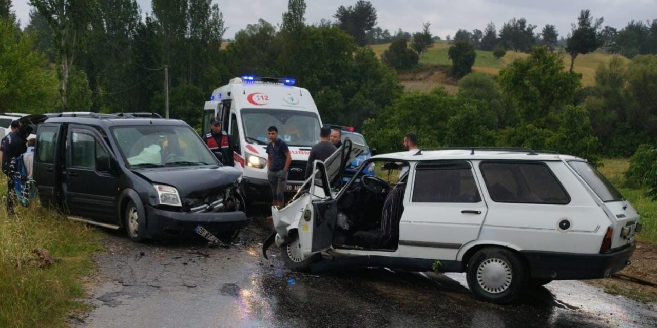 Otomobille hafif ticari araç kafa kafaya çarpıştı; 8 yaralı