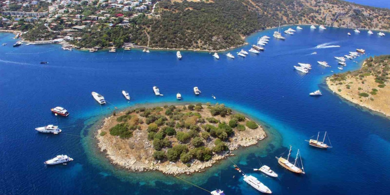 Yeşil ile mavinin buluştuğu Turkuaz koylar misafirlerini bekliyor