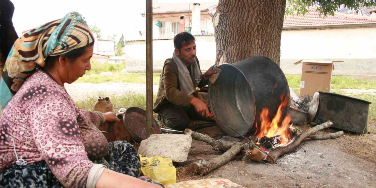 Babasından öğrendiği kalaycılık mesleğini köy köy gezerek yaşatıyor