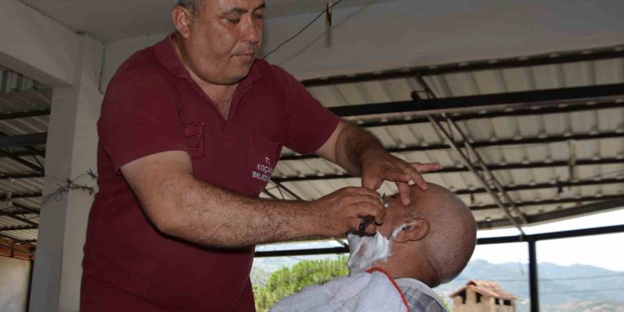 Koçarlı Belediyesi Bayram öncesi berber hizmetine devam ediyor