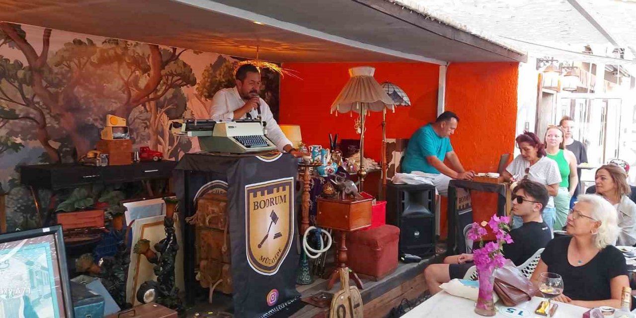 Bodrum Kaymakamı eski daktiloları mezatta satıp, gelirini engelli öğrencilere bağışladı