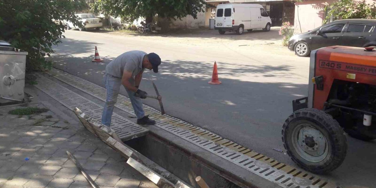 Salihli’de yağmur suyu ızgaraları temizlendi