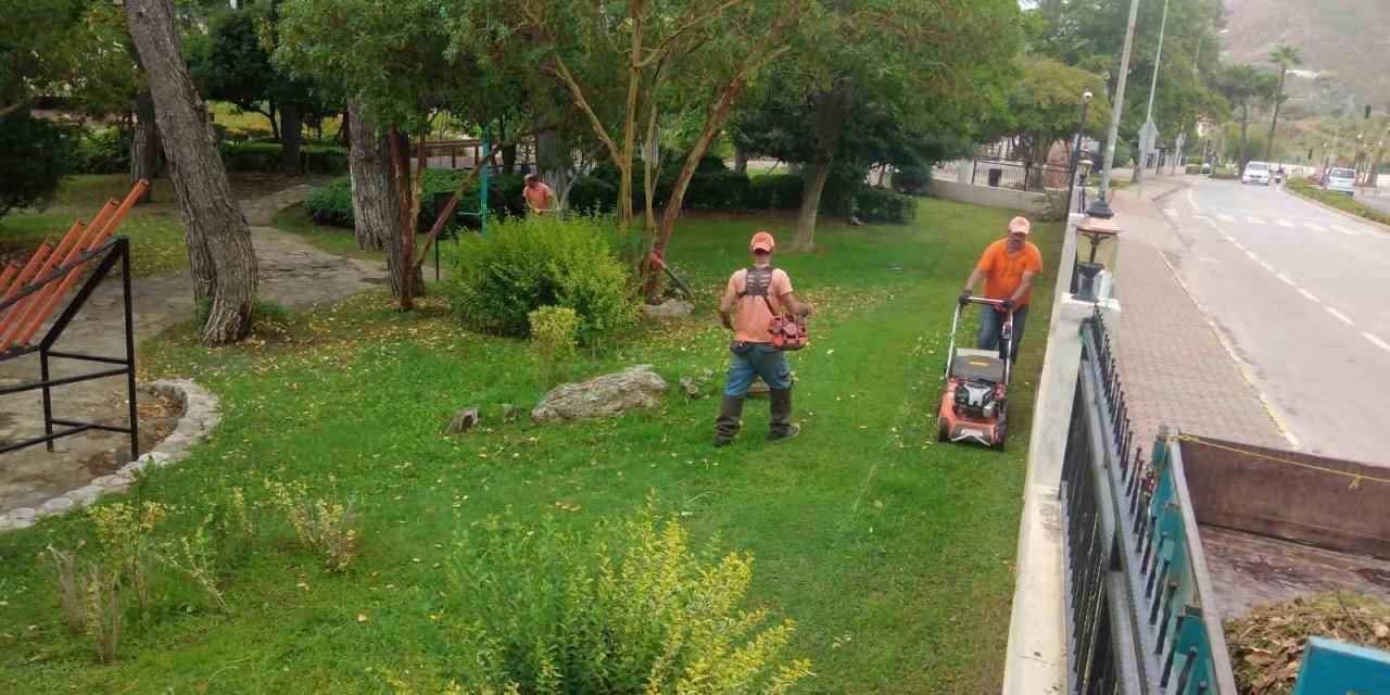 Marmaris’in yeşil alanları bakıma alındı