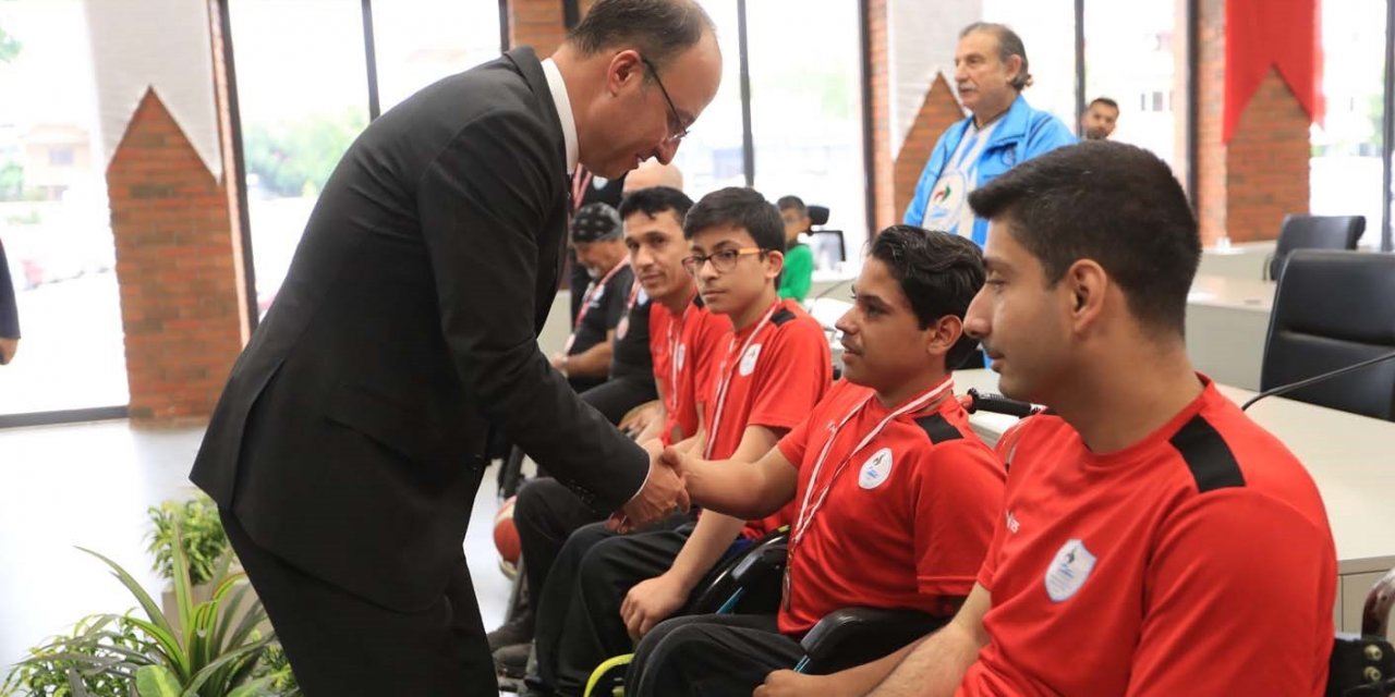 Başkan Örki şampiyonları ağırladı