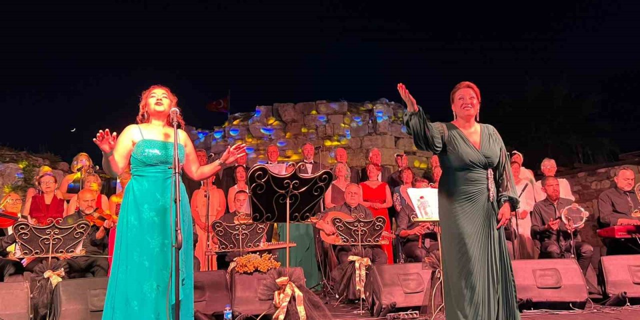 “Dillerdeki Nağmeler” Kaleiçi’nde yankılandı