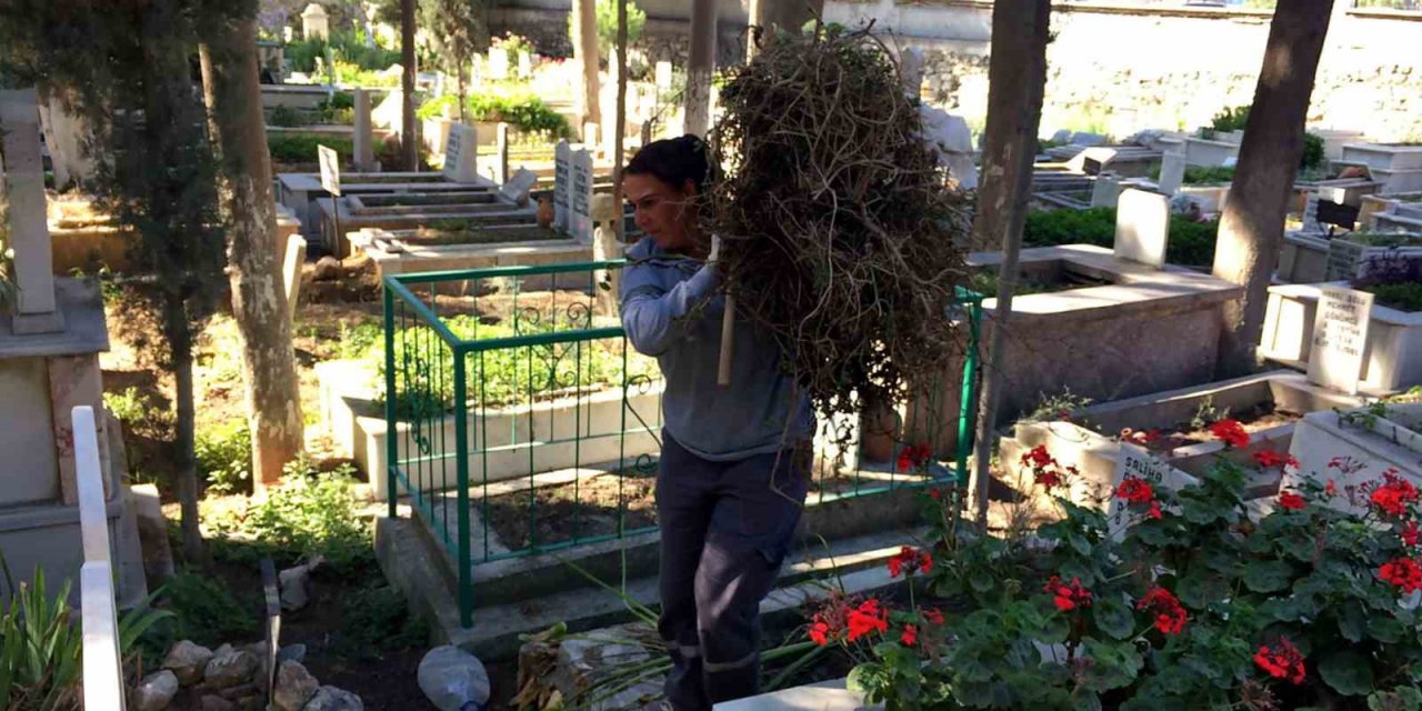 Söke Belediyesi’nden Bayram öncesi mezarlık temizlikleri