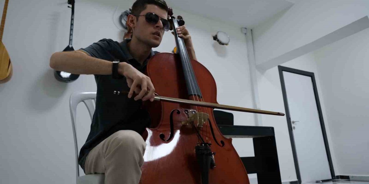 Otizmli ve görme engelli genç başarı basamaklarını müzikle tırmandı