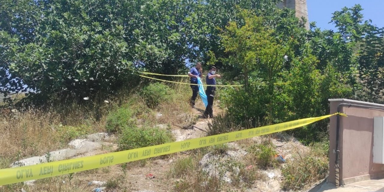 Ağaçların arasında ölü bulunmuştu, cinayete kurban gitmiş