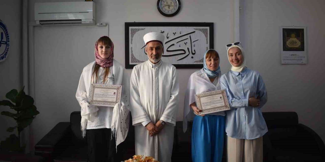 Ukrayna uyruklu anne ve kızı Müslüman oldu