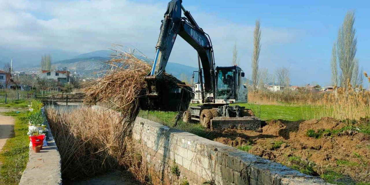 Yaşanabilecek su baskınlarına karşı dere yatakları temizleniyor