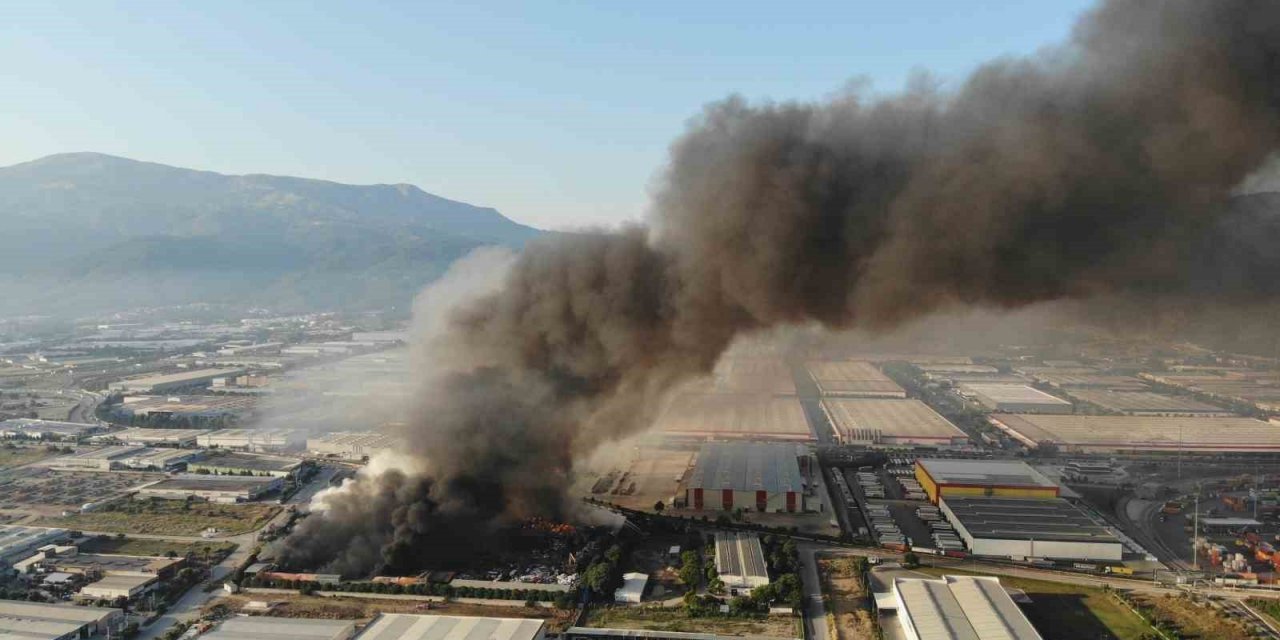 Manisa’daki fabrika yangını 16 saattir devam ediyor