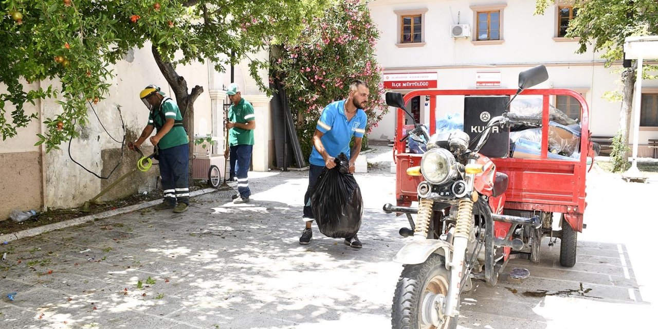 Kuşadasi Belediyesi ilçeyi bayrama hazırlıyor