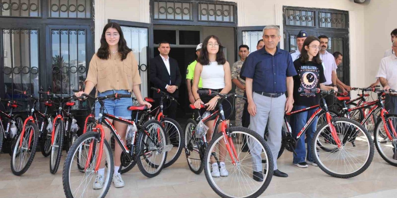Aliağa’da dereceye giren öğrencilere bisiklet hediyesi