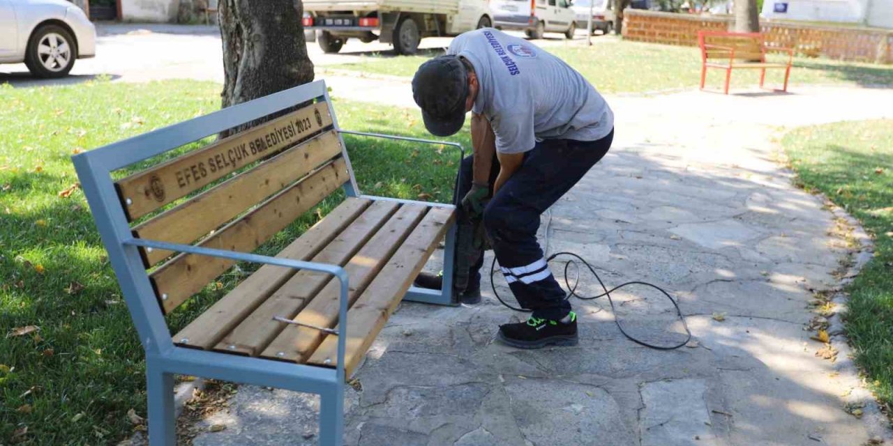 Selçuk’ta vatandaşlar talep etti, belediye yeni bankların montajını yaptı