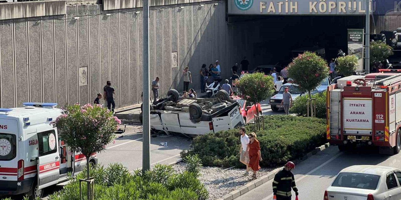 Kontrolden çıkan araç köprülü kavşaktan düştü