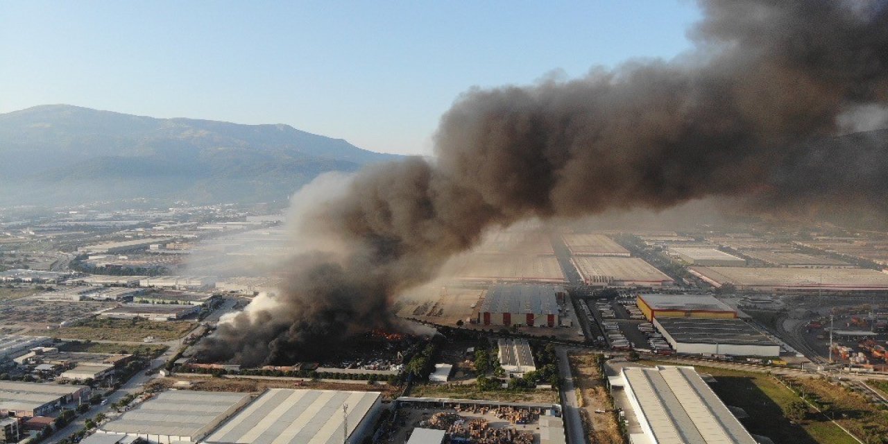 Manisa’da yanan geri dönüşüm tesisine 7 milyonluk ceza
