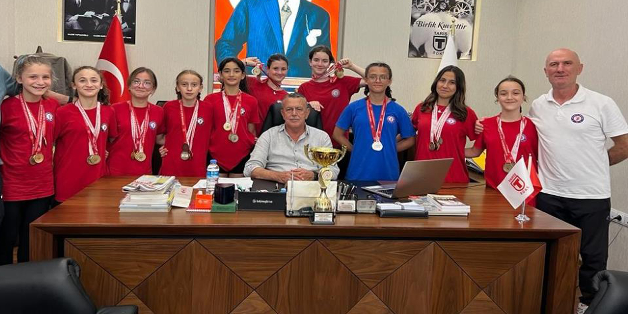 ‘Türkiye Şampiyonu’ öğrencilerden Başkan Özer’e teşekkür