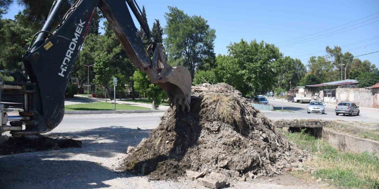 İnsan atıkları dere yataklarını tıkayınca sel de kaçınılmaz oldu