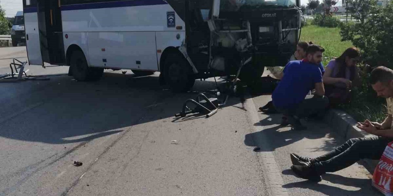 Manisa’da servis otobüsü traktörle çarpıştı: 1’i ağır 6 yaralı