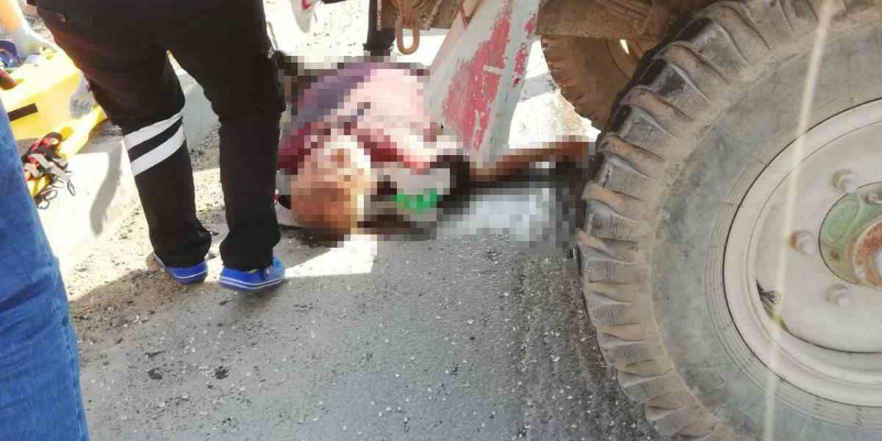 Manisa’da servis otobüsü ile traktör çarpıştı: 1 kişi öldü, 10 kişi yaralandı