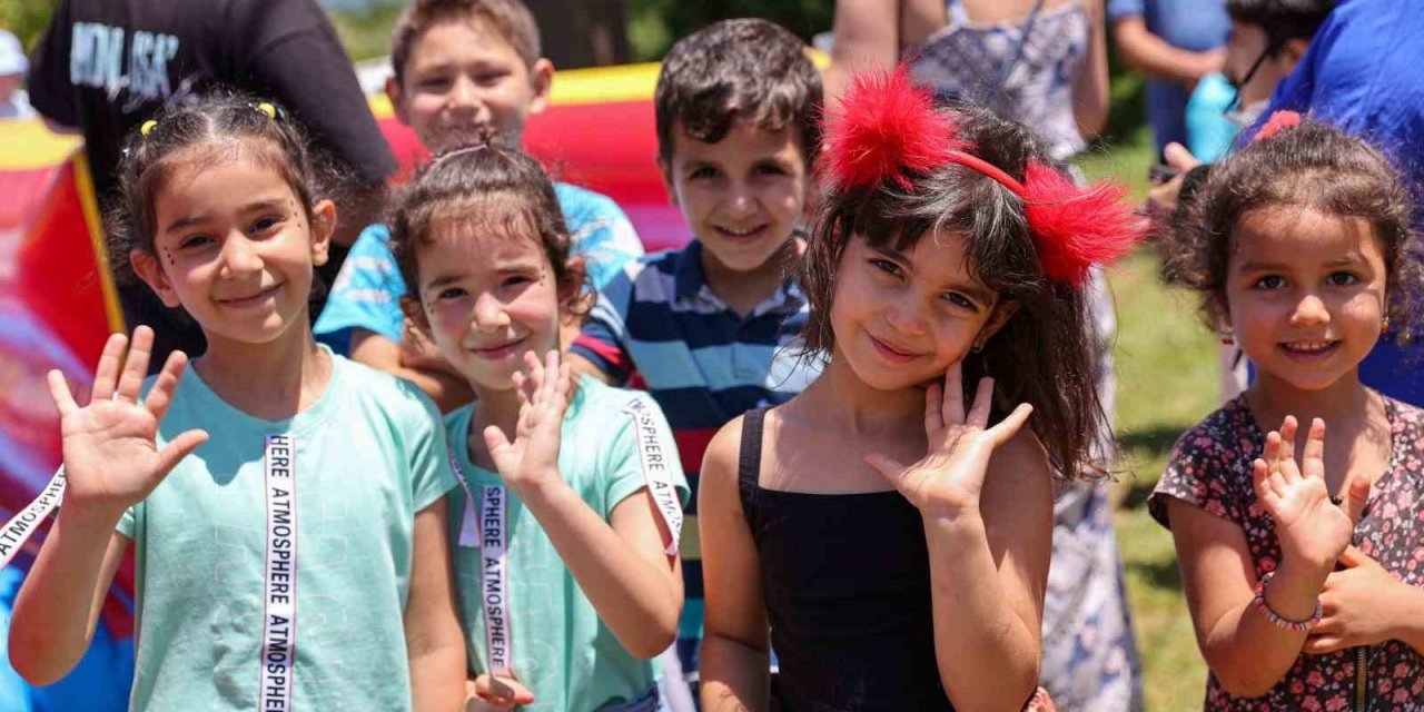 Buca Belediyesi, çocukların karne sevincine ortak oldu