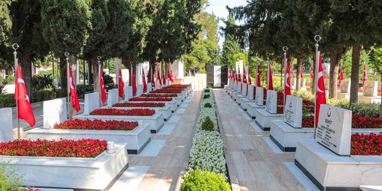 Büyükşehirden mezarlıklarda bayramı mesaisi