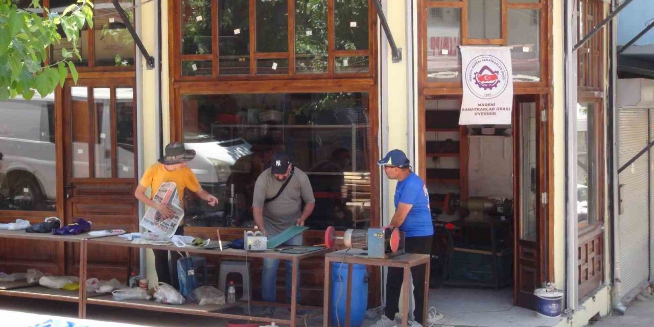 Bıçaklar kurbana hazırlanıyor