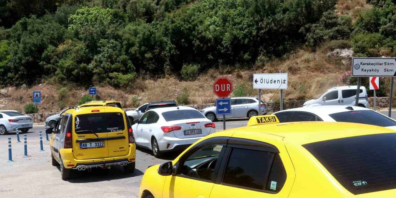 Ölüdeniz’de bayram yoğunluğu