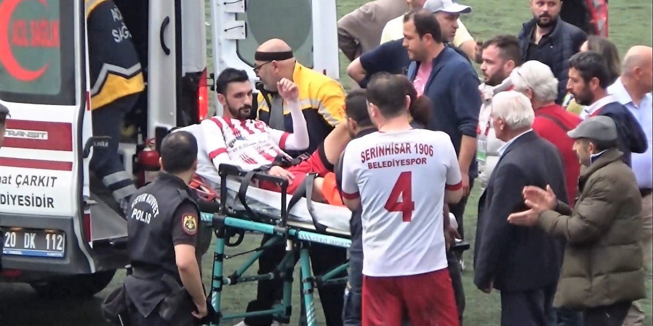 Golü önlemek isteyen kaleci, rakip forvetin ayağını kırdı