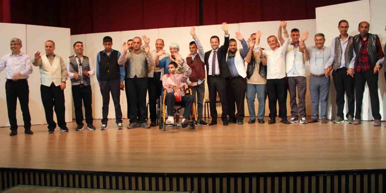 Engelli bireylerin gösterisi ayakta alkışlandı