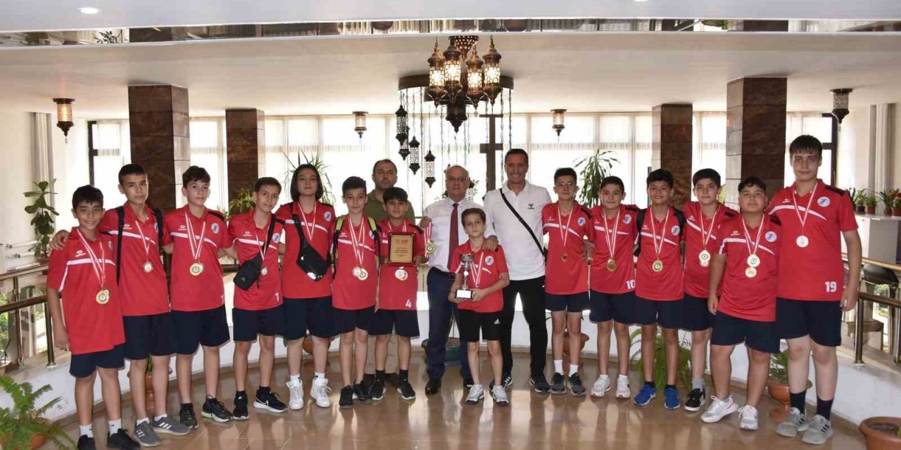 Kazandıkları kupayı Başkan Kayda’ya götürdüler