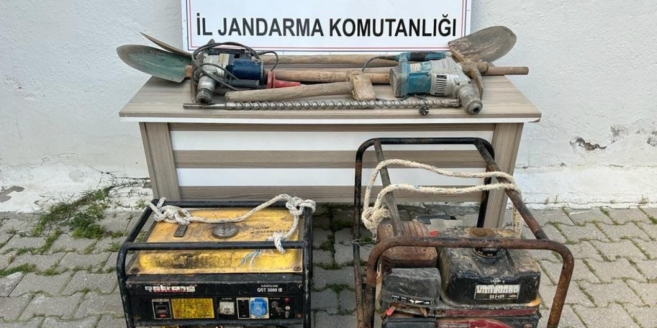 Kaçak kazı ihbarına giden jandarma patlayıcı ele geçirdi