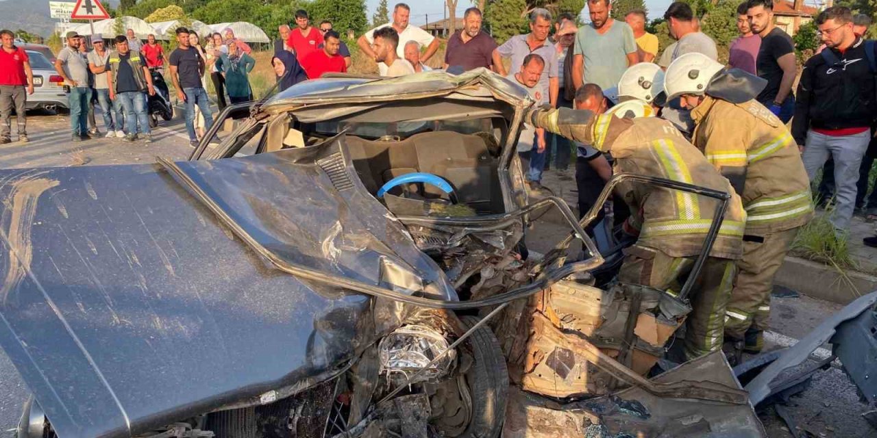 İzmir’de ticari araç ile çarpışan otomobilin sürücüsü hayatını kaybetti