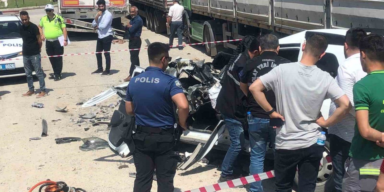 Tıra saplanan aracın sürücüsü feci şekilde can verdi