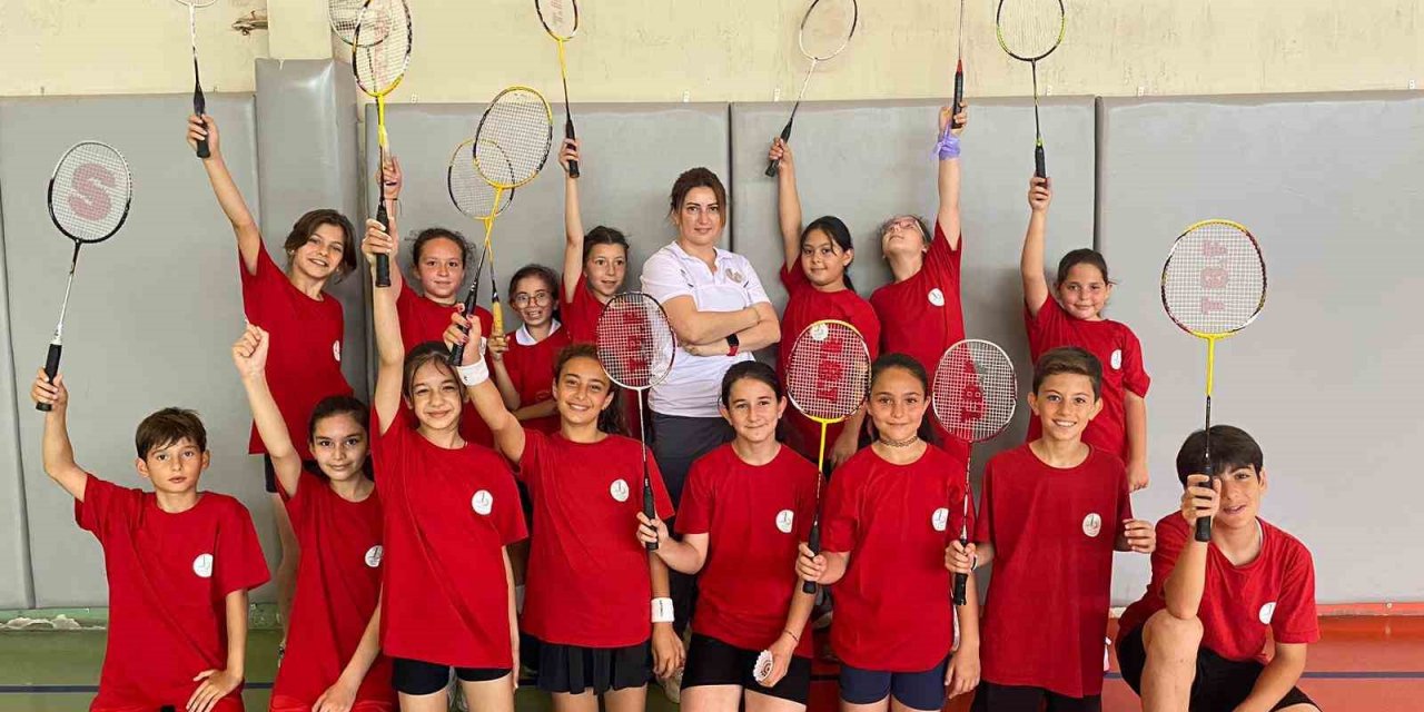 Bayraklılı sporculardan ‘badminton’ başarısı
