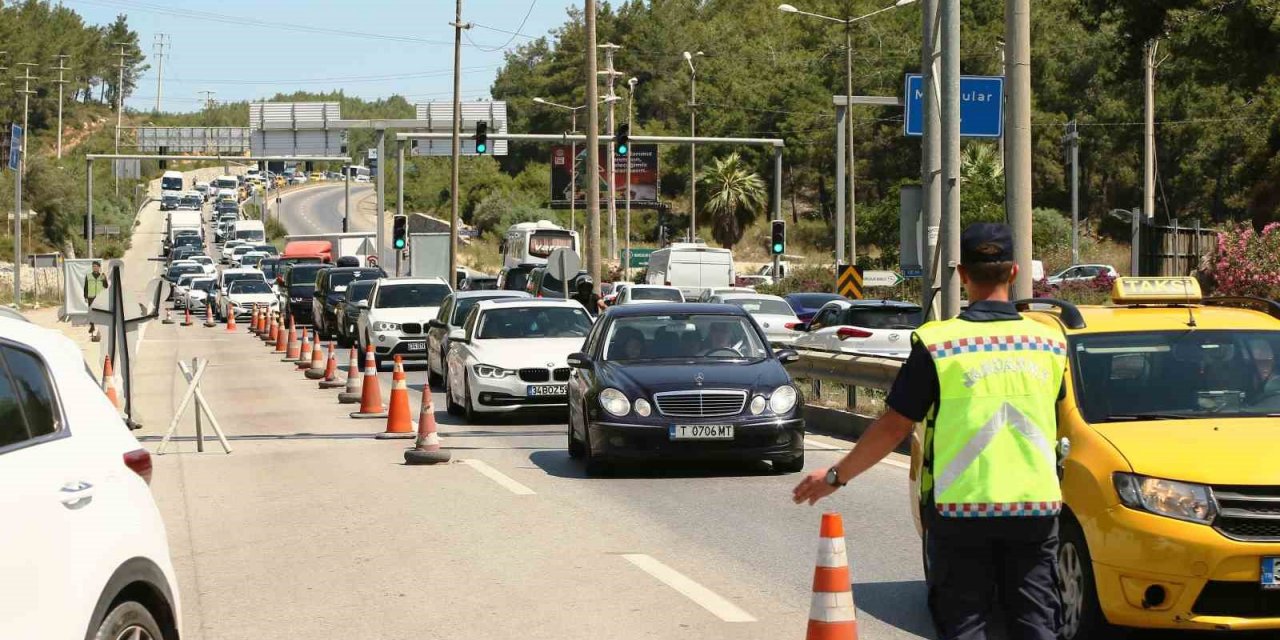 Bodrum’a 4 günde 100 binden fazla araç girdi, güvenlik en üst seviyeye çıkarıldı