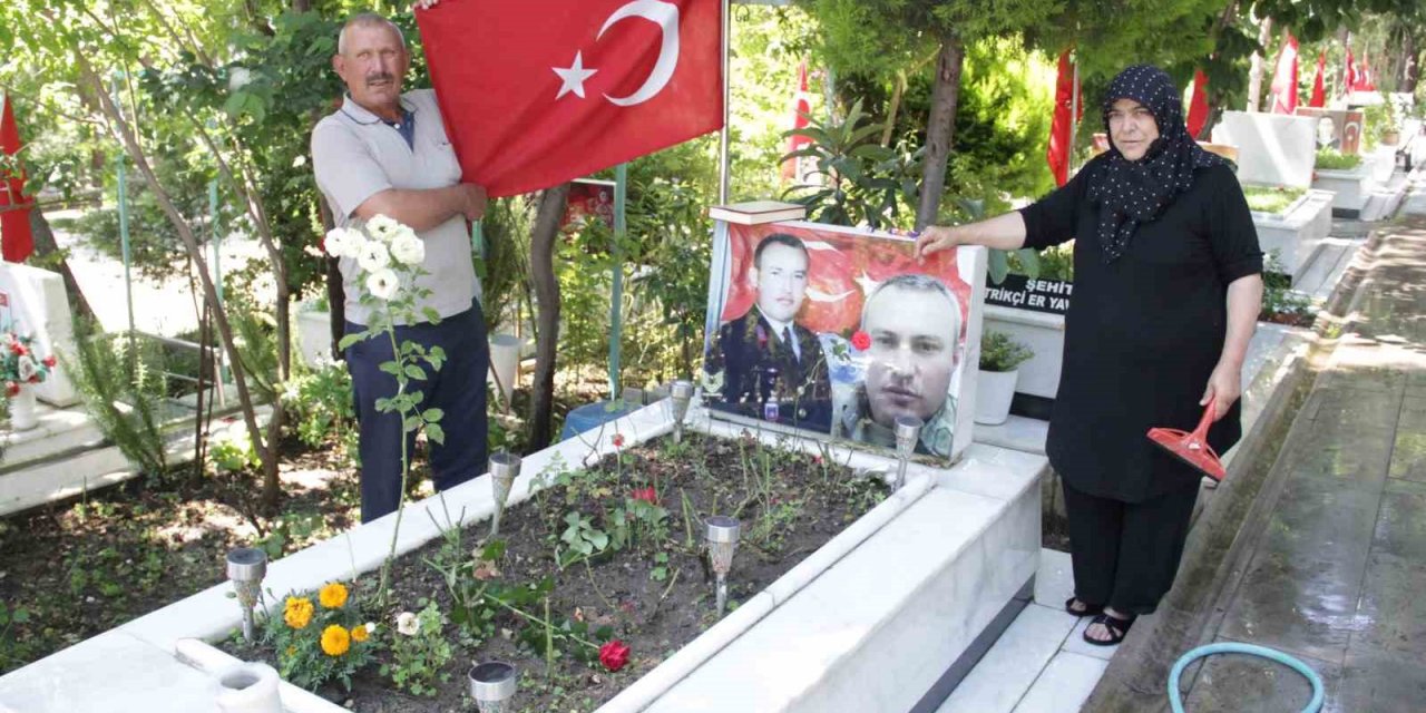 İzmir’de şehitliklerde buruk bayram arifesi