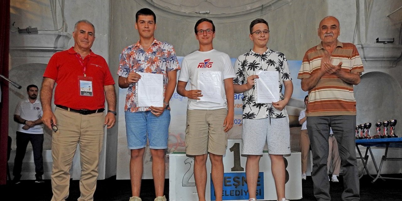 Çeşmeli satranç sporcusu turnuvada yıldızlaştı